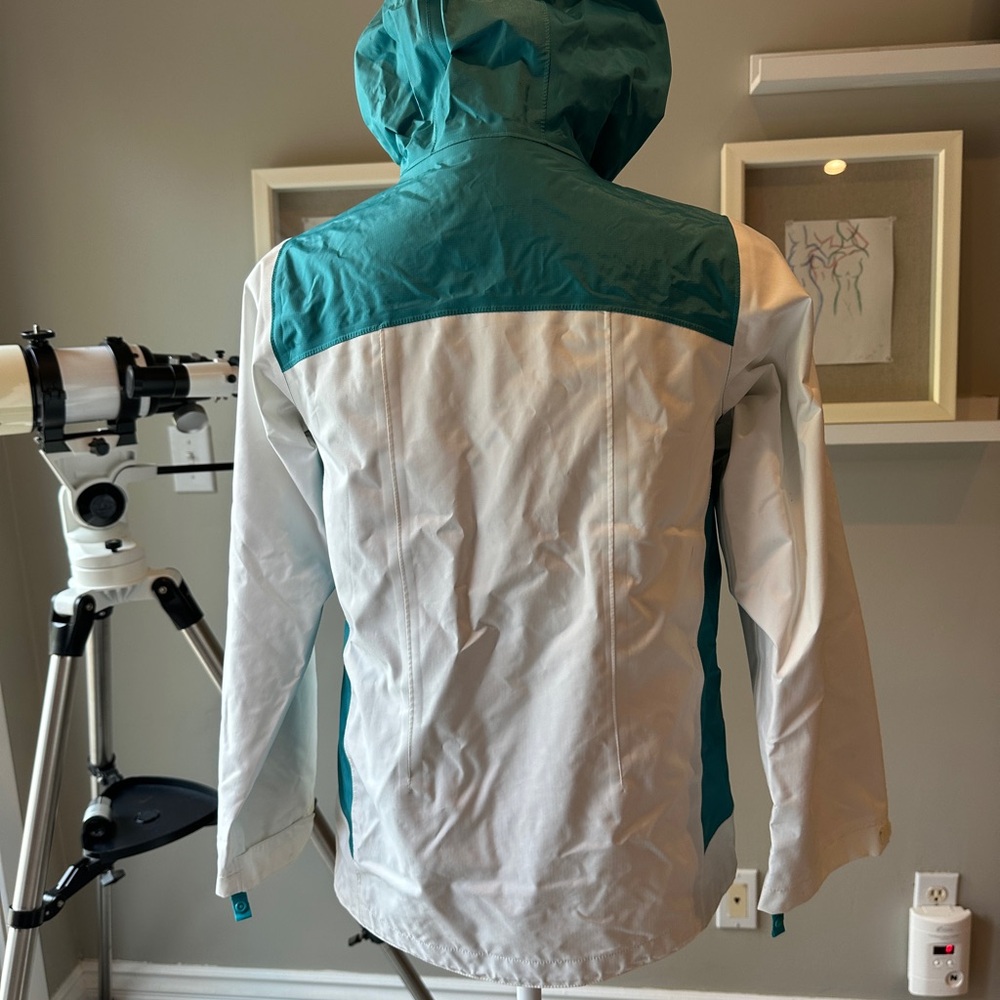 Patagonia White and Teal Jacket - Picture 2 of 3